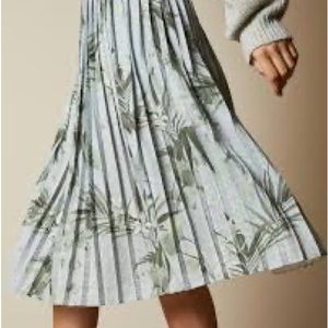 #028. Ted Baker London Estie Highland pleated floral print 🌴 midi skirt